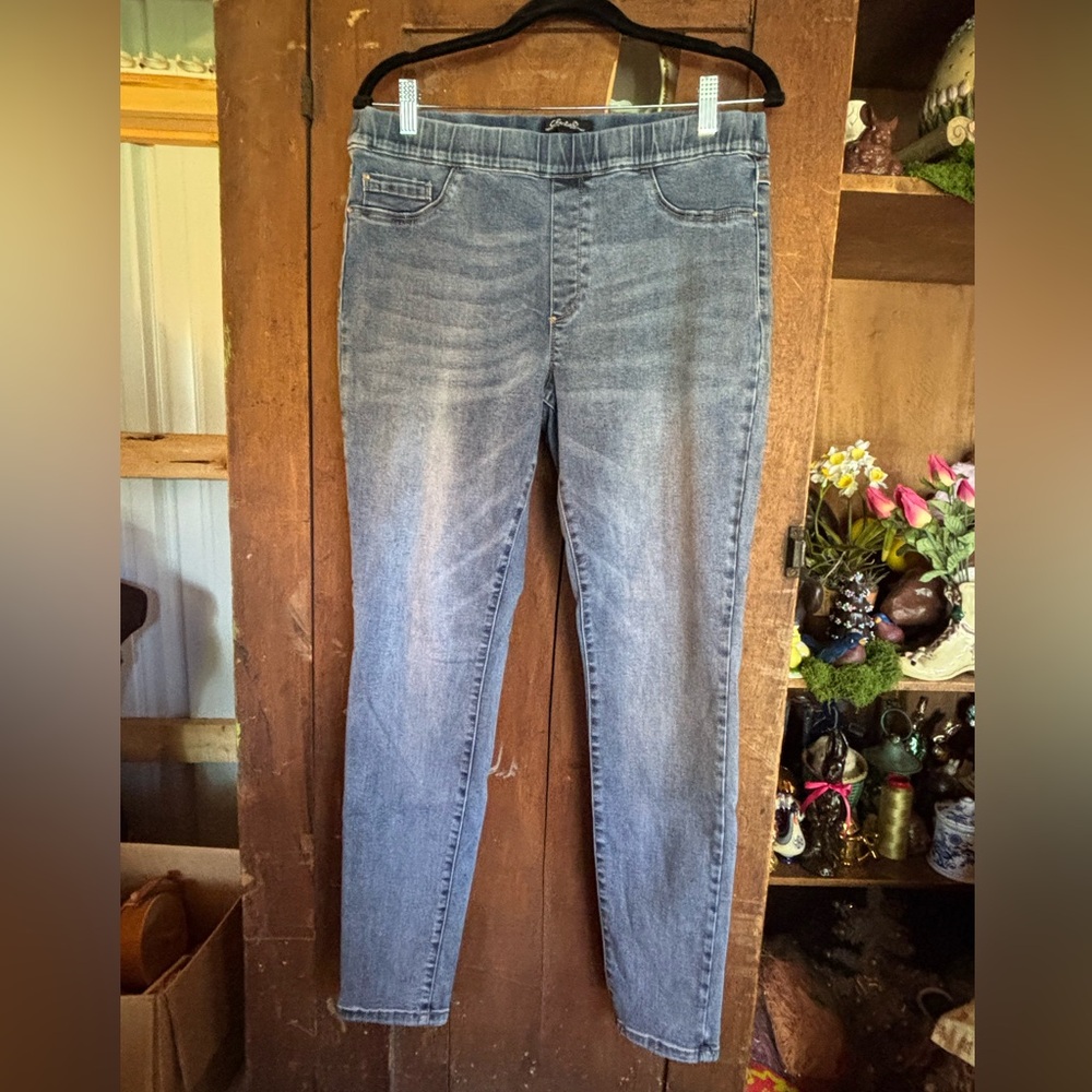 CHARLIE B 💕 Women's Denim Jeggings Sz 12 Lightly distressed comfy Jeans